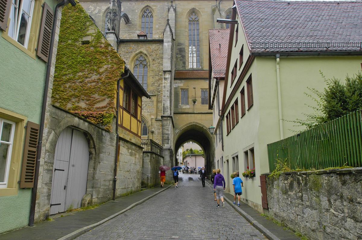 Rothenburg ob der Tauber - Klingengasse mit dem Durchgang unter der St.-Jakobs-Kirche. Aufnahme: August 2008.