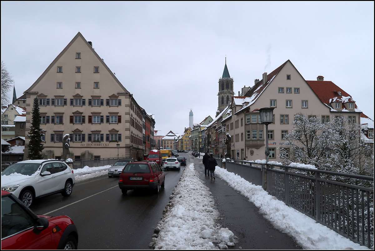 Rottweil, die lteste Stadt in Baden-Wrttemberg -

Blick in die Altstadt entlang der Hochbrckstrae, mit dem Turm der Kapellenkirche rechst und dem Aufzugstestturm im Hintergrund.

19.02.2018 (M)