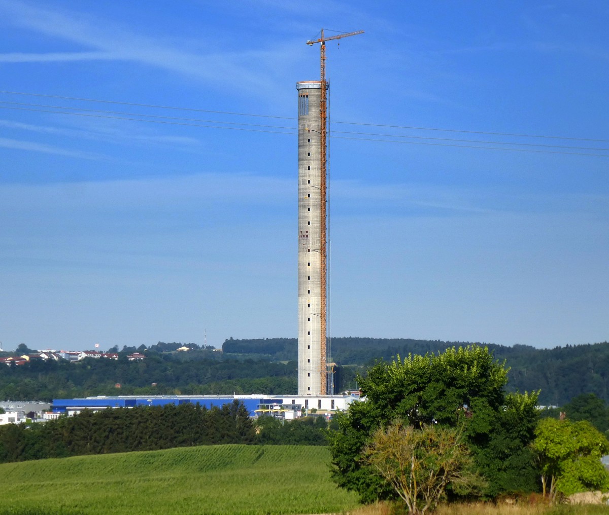 Rottweil, der Testturm fr Hochgeschwindigkeitsaufzge, am 26.07.15 war er 230m hoch, Endhhe wird 246m sein, in 232m Hhe wird eine Aussichtsplattform errichte, die hchste in Deutschland, geplante Erffnung Anfang 2017, Juli 2015