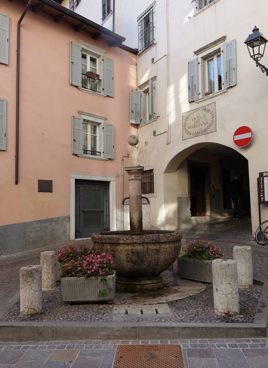 Rovereto, Brunnen in der Via Santa Maria (07.10.2016)
