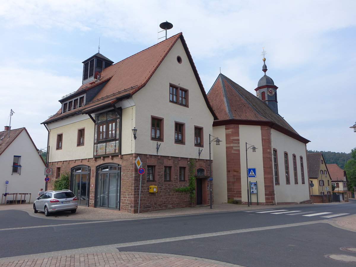 Rck, Rathaus und kath. Pfarrkirche St. Johann Baptist, Kirche erbaut von 1750 bis 1760 (13.05.2018)