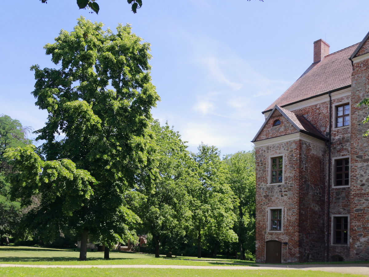 Rckseite des alten Schloss Freyenstein mit Parkanlage am 24. Juli 2019.