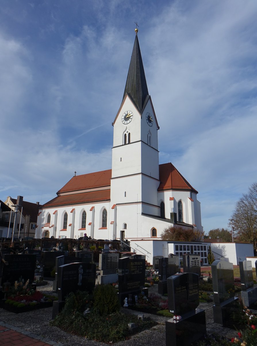 Ruhstorf, kath. Pfarrkirche St. Johannes, neugotische Pseudobasilika ber sptgotischen Resten, erbaut ab 1865 (21.11.2016)