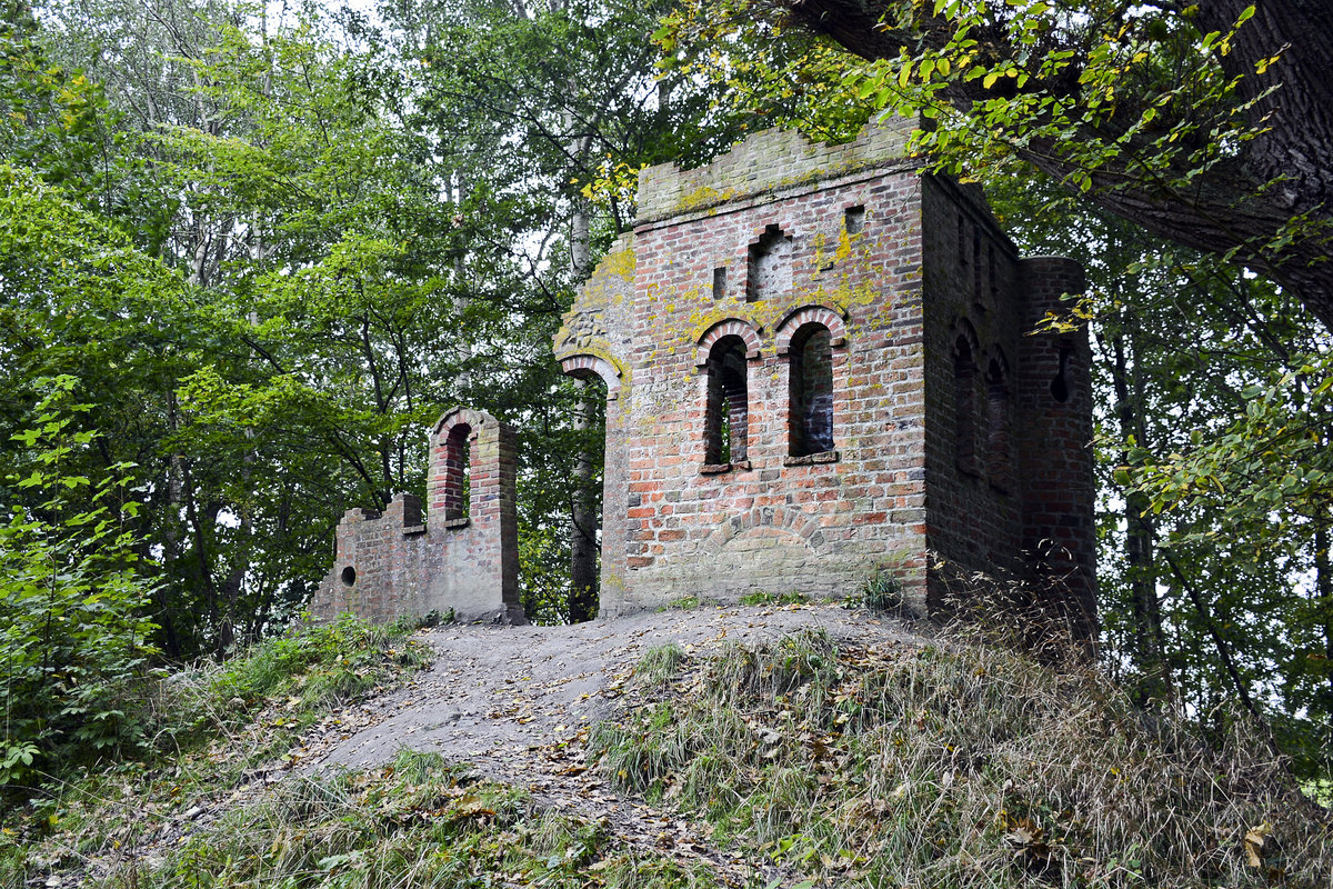 Ruine im Hochdorfer Garten in Tating auf der Halbinsel Eiderstedt. Aufnahme: 20. Oktober 2020.