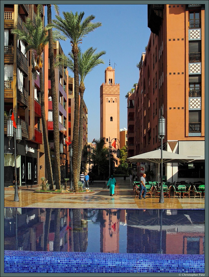 Rund um den Place du 16 Novembre in der Neustadt von Marrakesch wurden Parkanlagen angelegt. Hier sind neben Geschften und Restaurants auch hochwertige Wohnungen zu finden. Im Hintergrund ist das Minarett der Hasan II-Moschee zu sehen. (Marrakesch, 17.11.2015)