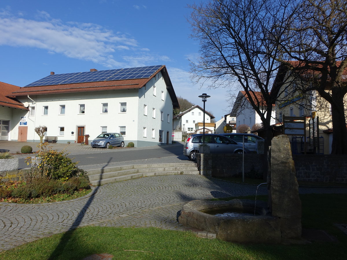 Runding, Kirchbrunnen und Gebude am Dorfplatz (05.11.2017)
