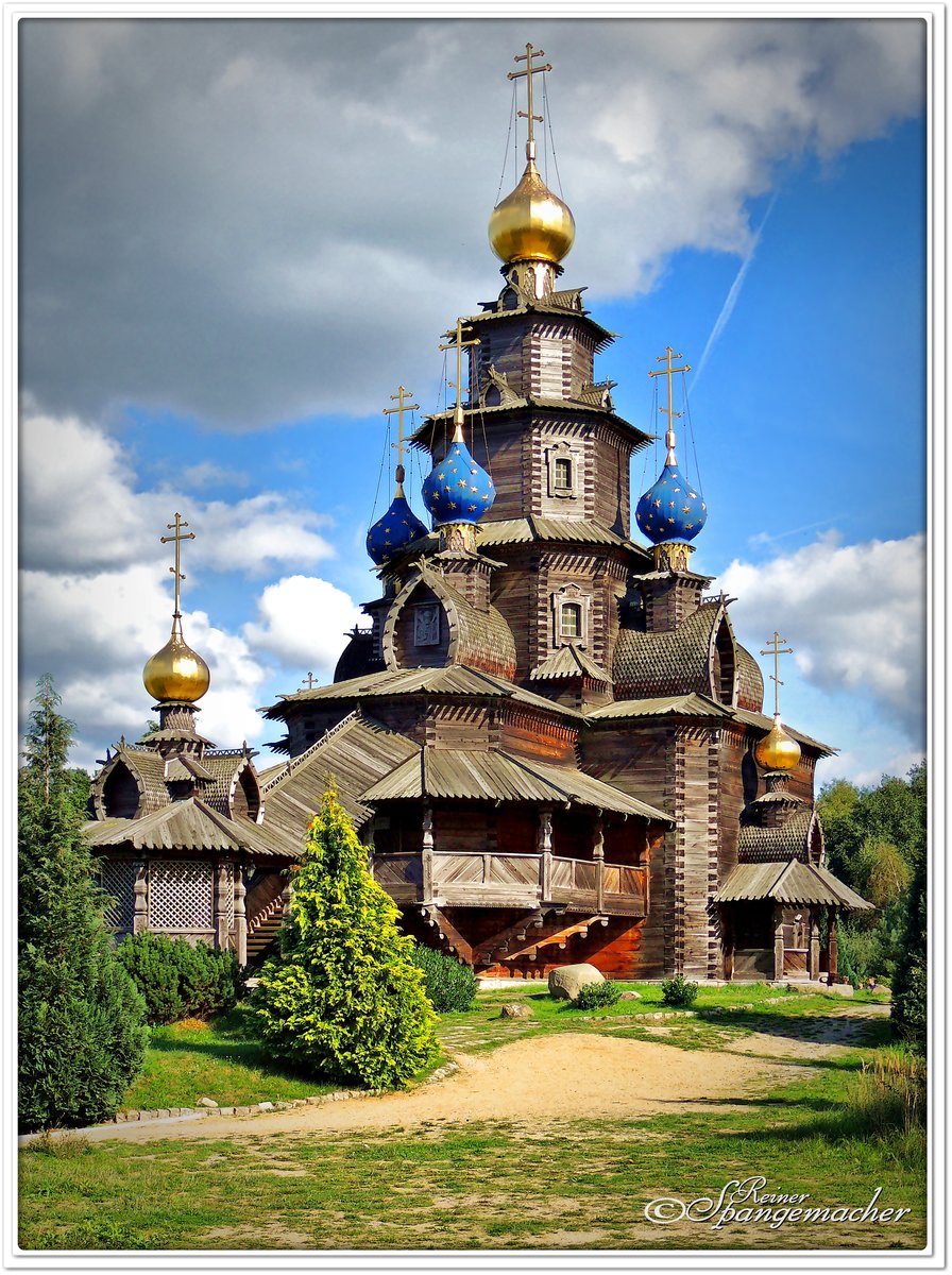 Russisch Orthodoxe Holzkirche im Mhlen-Park Gifhorn, viele interessante Windmhlen & Fachwerkhuser erwarten den Besucher, viel Wasser und kleine Inseln sorgen fr eine abwechlungsreiche Landschaft. September 2013. 