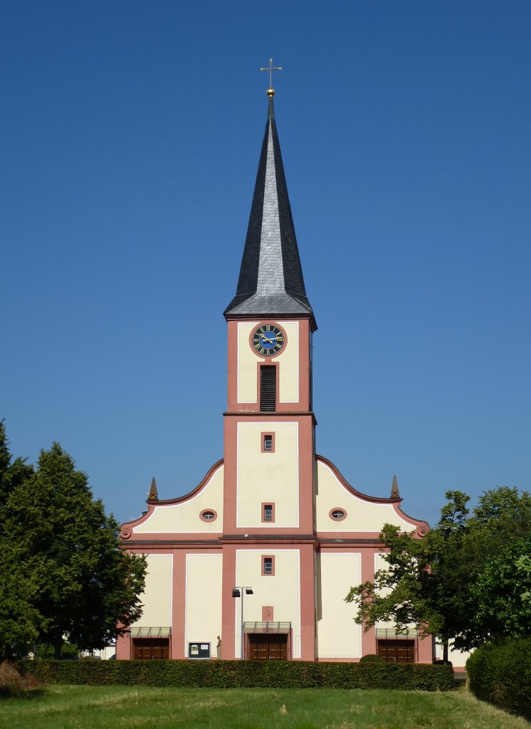Rust, die Pfarrkirche  Petrus zu den Ketten , geht zurck auf das 18.Jahrhundert, es folgten mehrere Umbauten, zuletzt 1980, Juli 2014