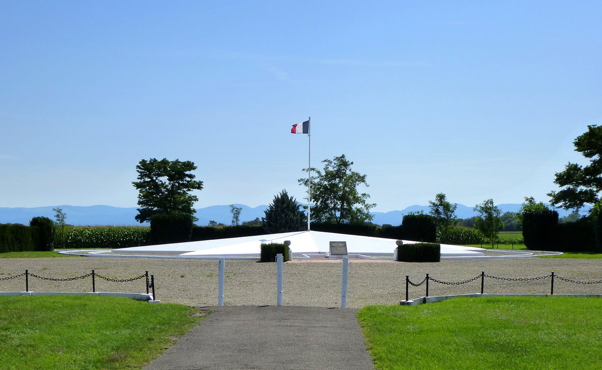 Rustenhart, Denkmal fr einen Befehlshaber der franzsischen Luftwaffe, der im Feb.1945 hier abgeschossen wurde, das Denkmal, ein weier Stern mit 30m Durchmesser, wurde 1946 errichtet, Aug.2017 