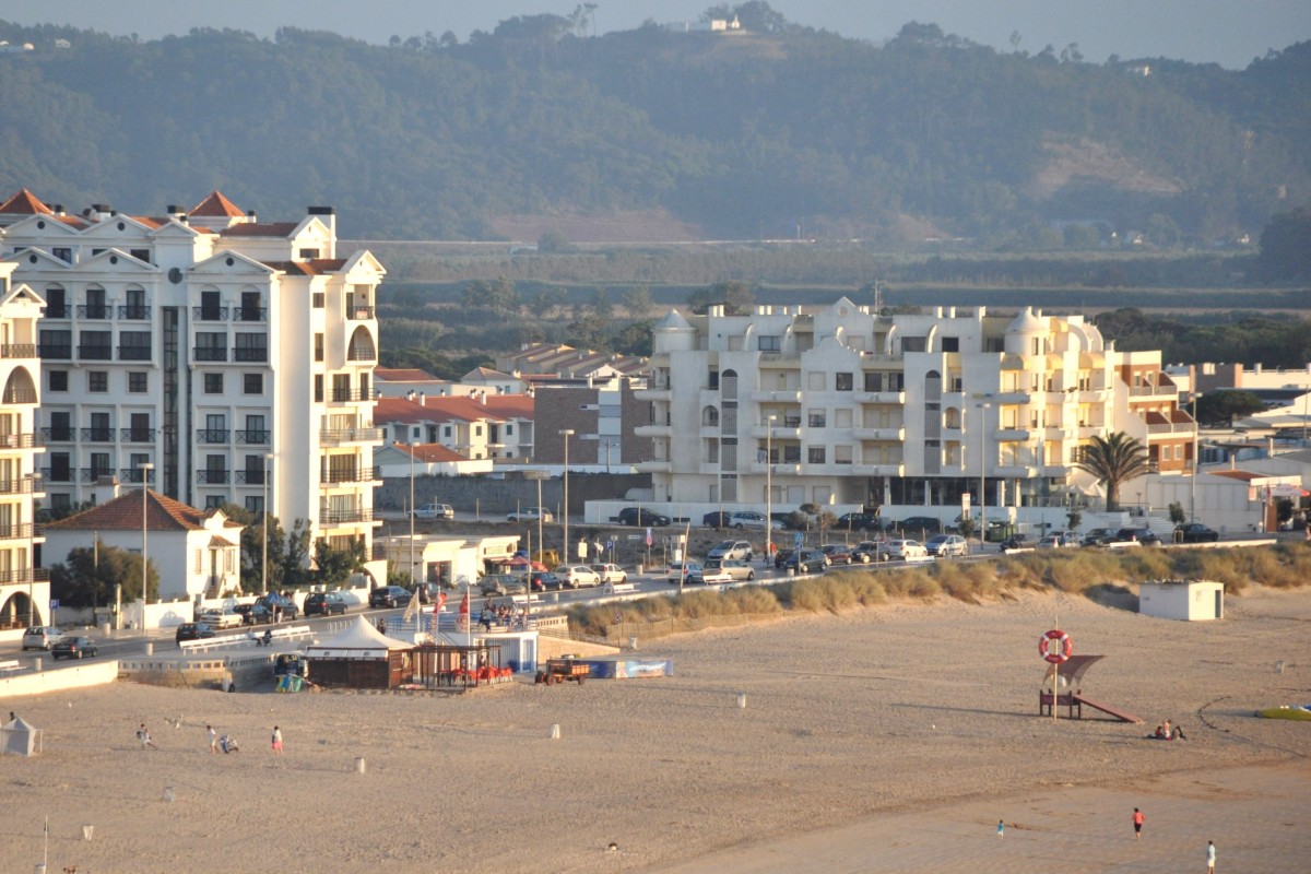 SO MARTINHO DO PORTO (Concelho de Alcobaa), 15.09.2013, Blick vom Balkon der Ferienwohnung auf den Strand