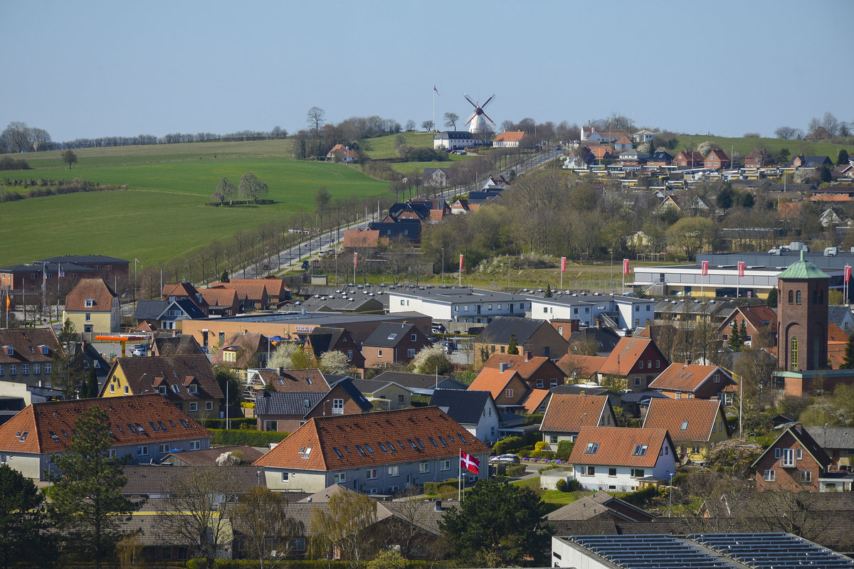 Snderborg (deutsch: Sonderburg) Blick vom Hotel Alsik Steigenberger auf Sundewitt. Im Hintergrund ist die Dppeler Mhle zu sehen. Aufnahme: 20. April 2021.