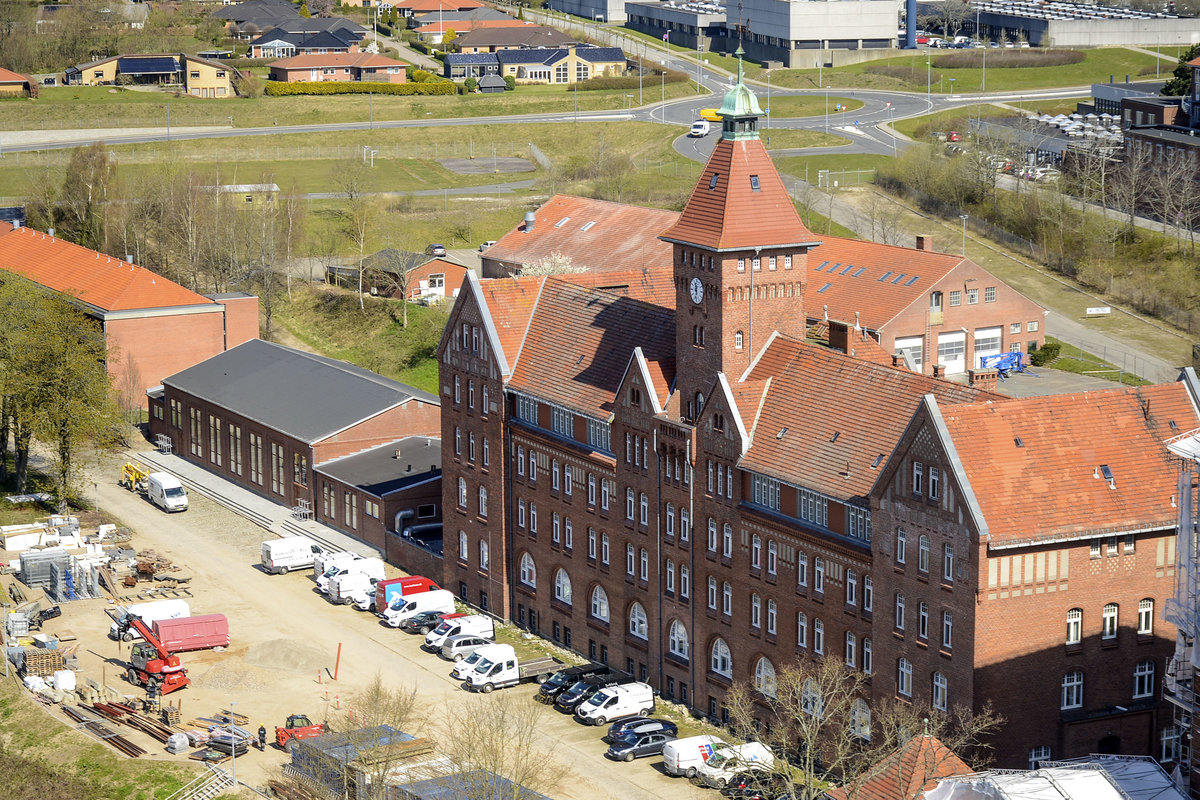 Snderborg Kaserne (deutsch Kaserne Sonderburg) ist eine Kasernenanlage am Als Sund in Snderborg. Sie wurde von 1905 bis 1907 nach den Plnen von Adalbert Kelm und Eugen Fink errichtet. Aufnahme: 20. April 2021.