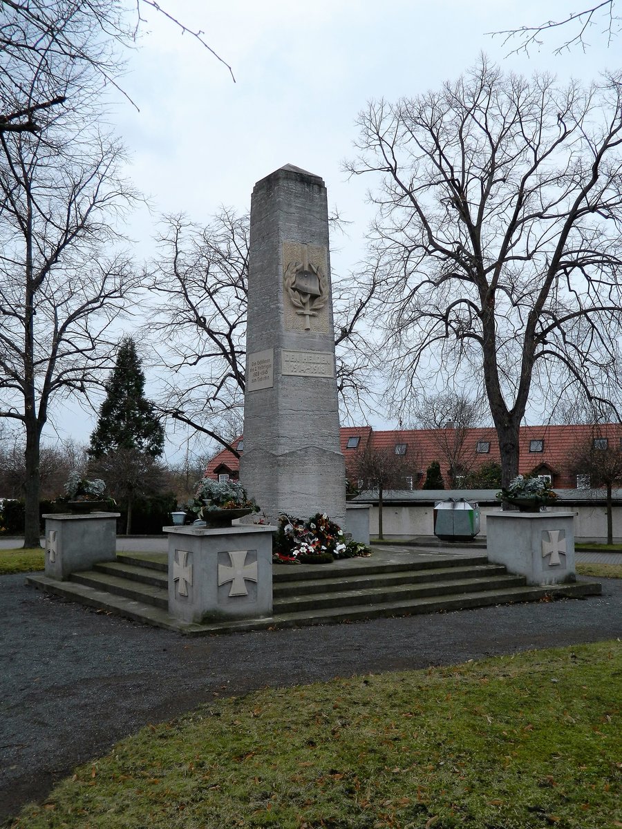 Saalekreis: Bad Drrenberg, auf dem Borlachplatz, beim grten Gradierwerk in Deutschland, steht das am 23. August 1925 eingeweihte Kriegerdenkmal. Es wurde zum Gedenken an die 151 Gefallenen des Ersten Weltkrieges errichtet. (06.01.2018)

 