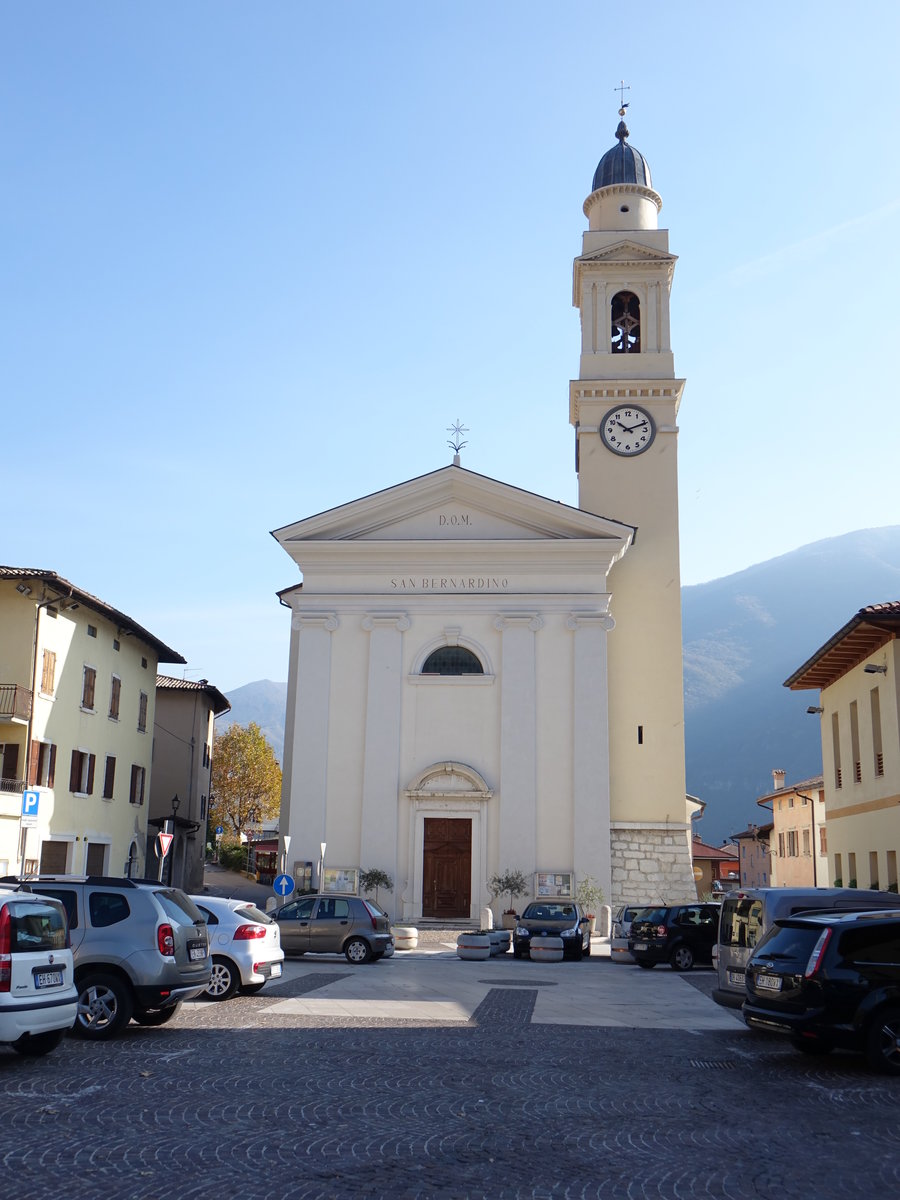 Sabbionara, Pfarrkirche San Bernadino an der Piazza Conciliazione, erbaut 1835 (01.11.2017)