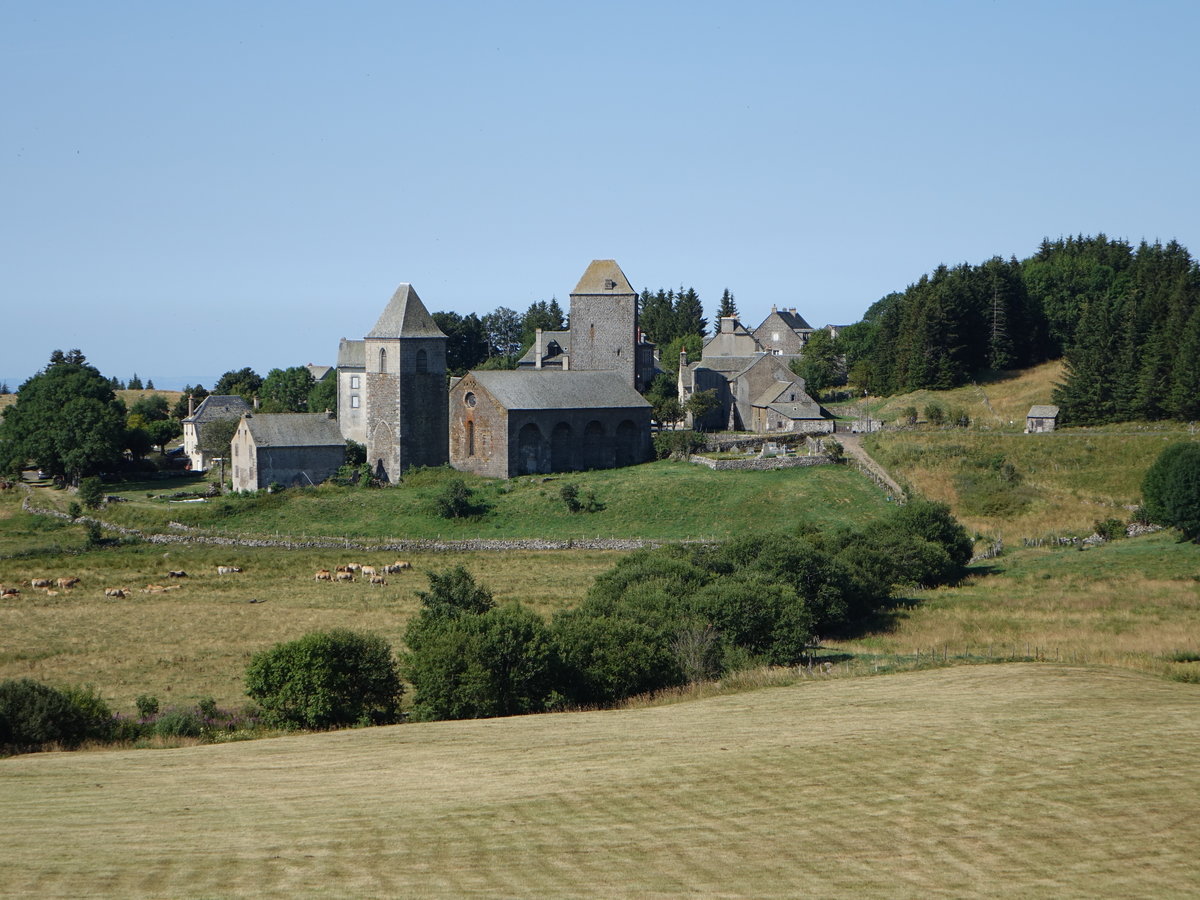 Saint-Chly-d’Aubrac, romanische Kirche aus dem 12. Jahrhundert und altes Hospiz (31.07.2018)