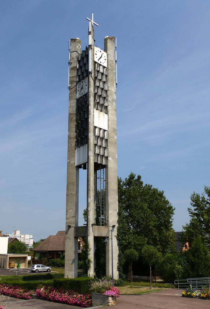 Saint-Louis, der freistehende Glockenturm der Kirche St.Peter im Stadtteil Neuweg, Aug.2015