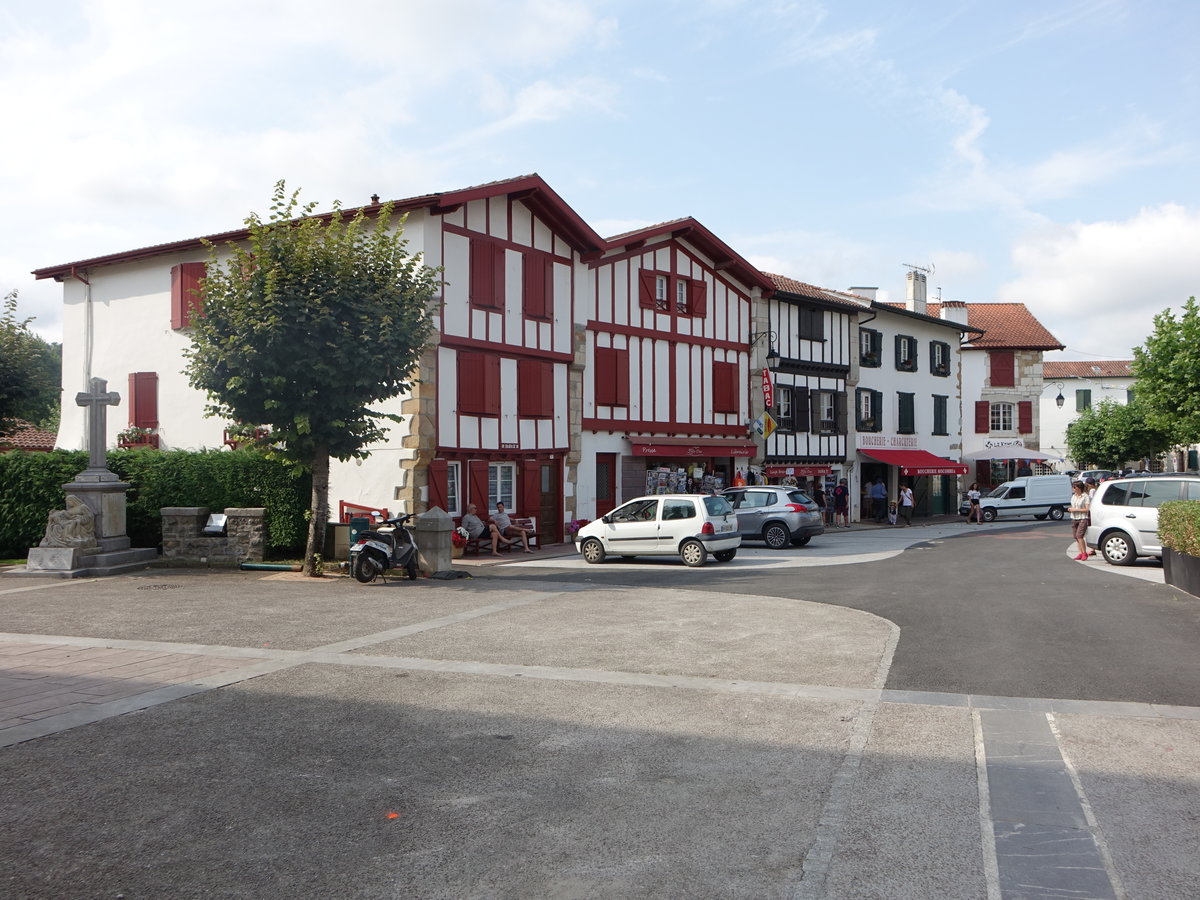 Saint-Pe-sur-Nivelle, Fachwerkhuser in der Rue Erotta Alde (26.07.2018)