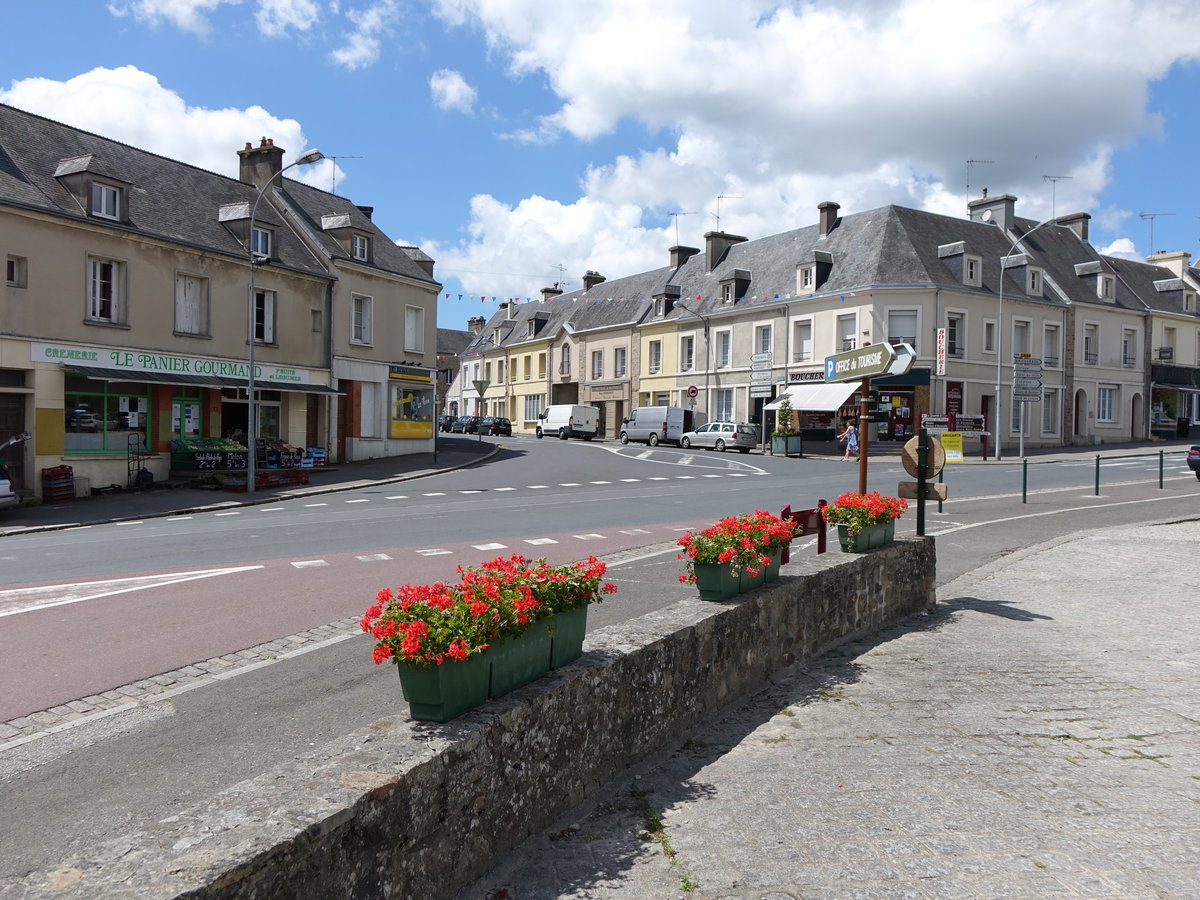 Saint-Sauveur-le-Vicomte, Huser an der Rue 17. Juni (13.07.2016)