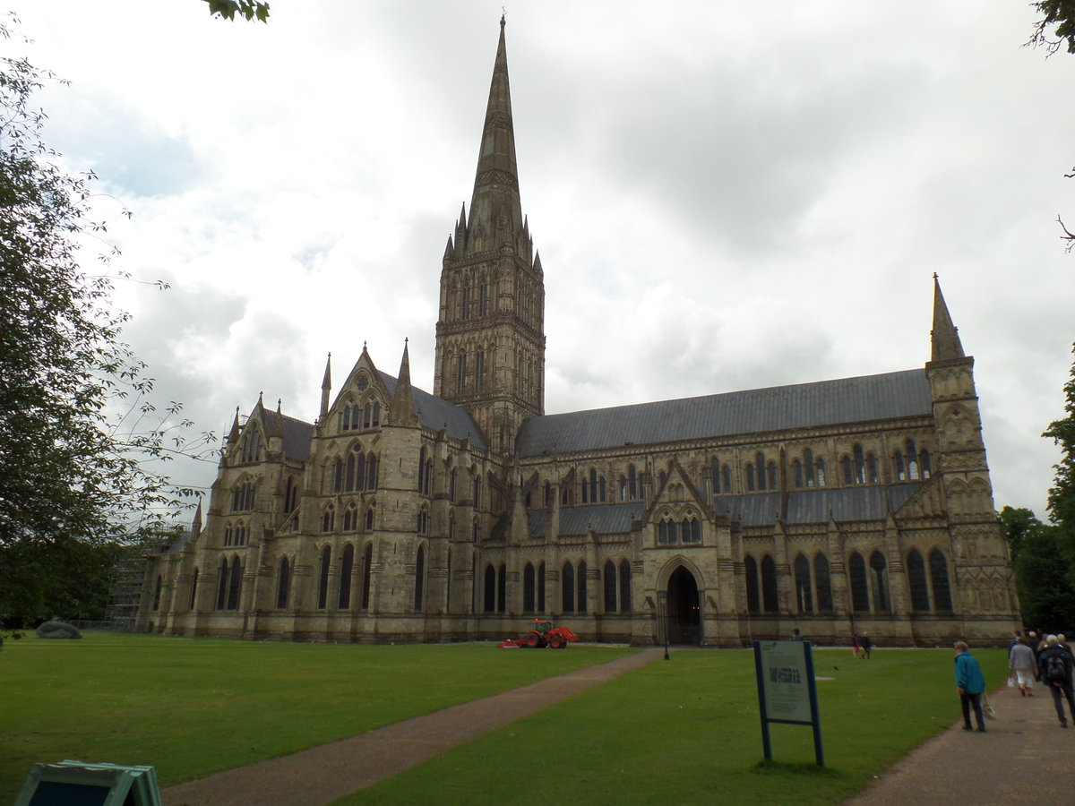 Salisbury am 15.6.2016: Die anglikanische Kathedrale von Salisbury, offiziell The Cathedral Church of St Mary, aus dem 13. Jahrhundert ist Bischofssitz der Dizese Salisbury in der Grafschaft Wiltshire. Die Geschichte dieser gilt als Vorbild fr den Roman „Die Sulen der Erde“ von Ken Follett.
