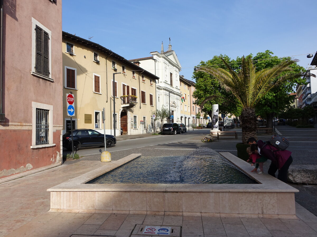 Salo, Fontana moderna in der Piazza Vittorio Emanuele II. (13.04.2024)