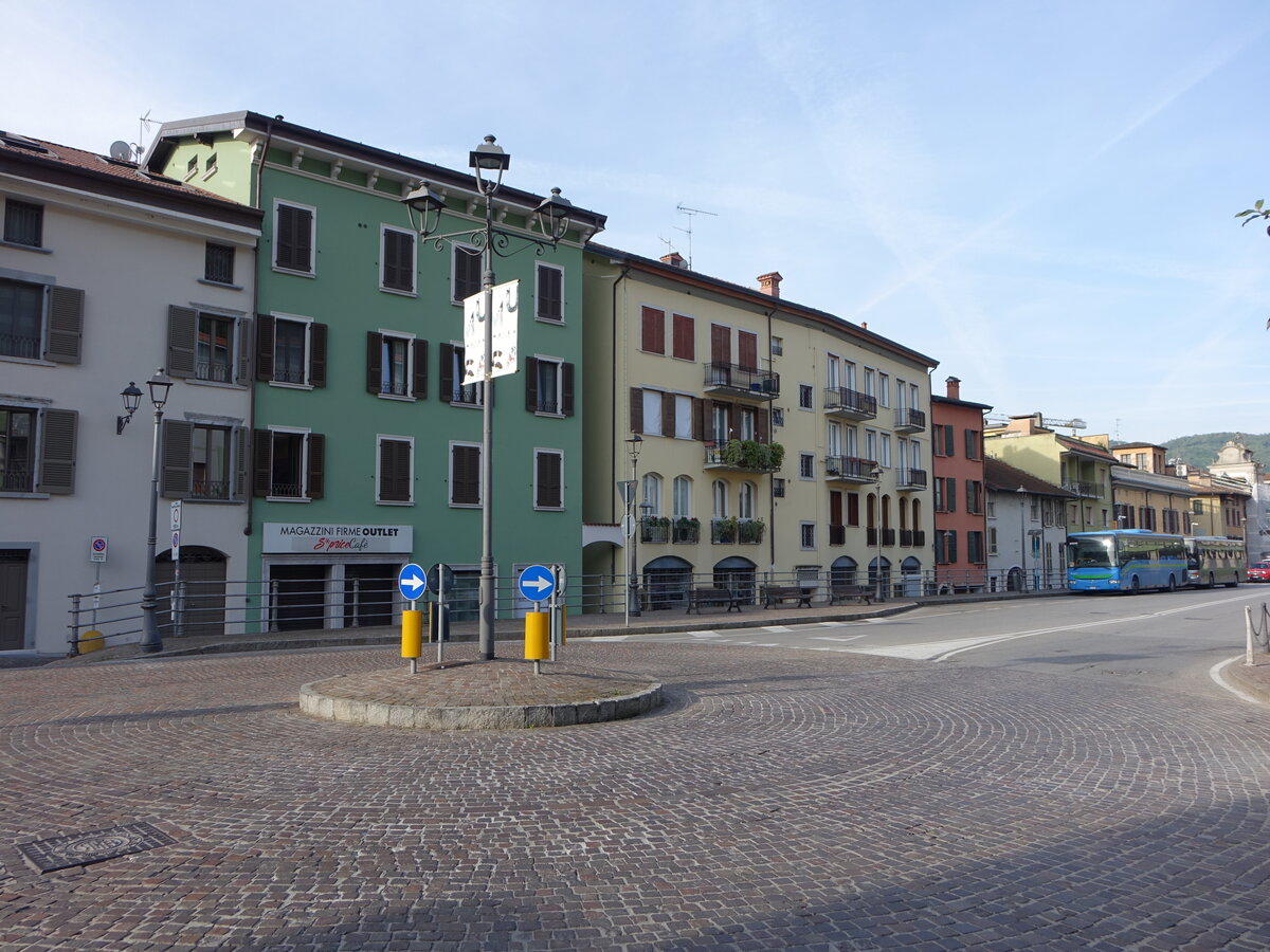 Salo, historische Huser in der Via Brunati (13.04.2024)