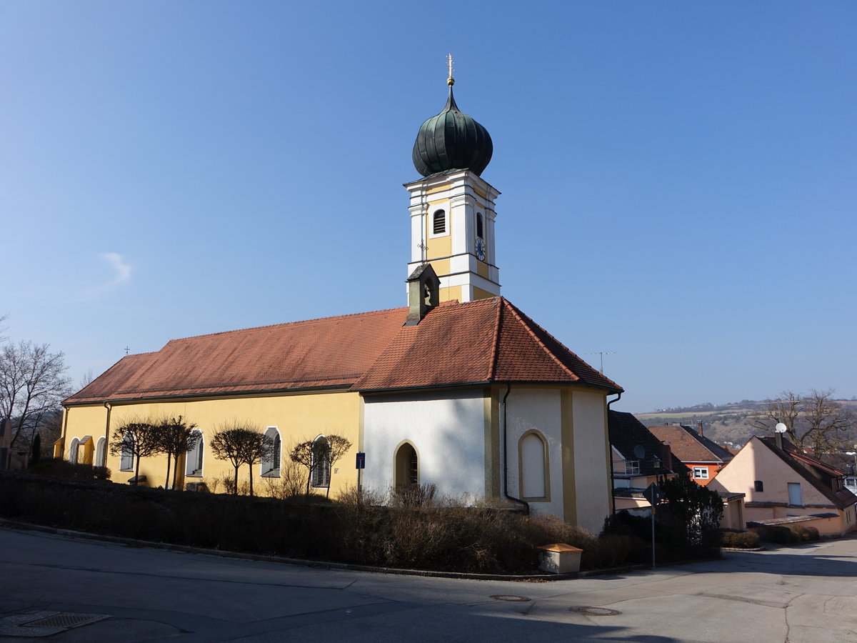 Saltendorf a. d. Naab, Wallfahrtskirche Maria Himmelfahrt, Verputzter Langhausbau mit Satteldach, eingezogenem Polygonalchor und umlaufenden Sttzkeilen, erbaut im 17. Jahrhundert (25.03.2018)