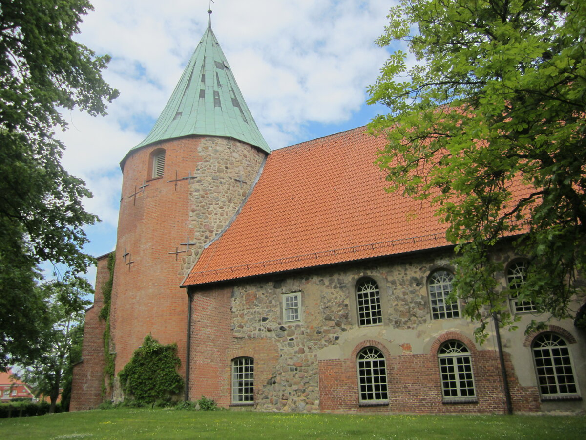 Salzhausen, evangelische St. Johannis Kirche, erbaut um 1300 aus Feldsteinen (21.06.2013)