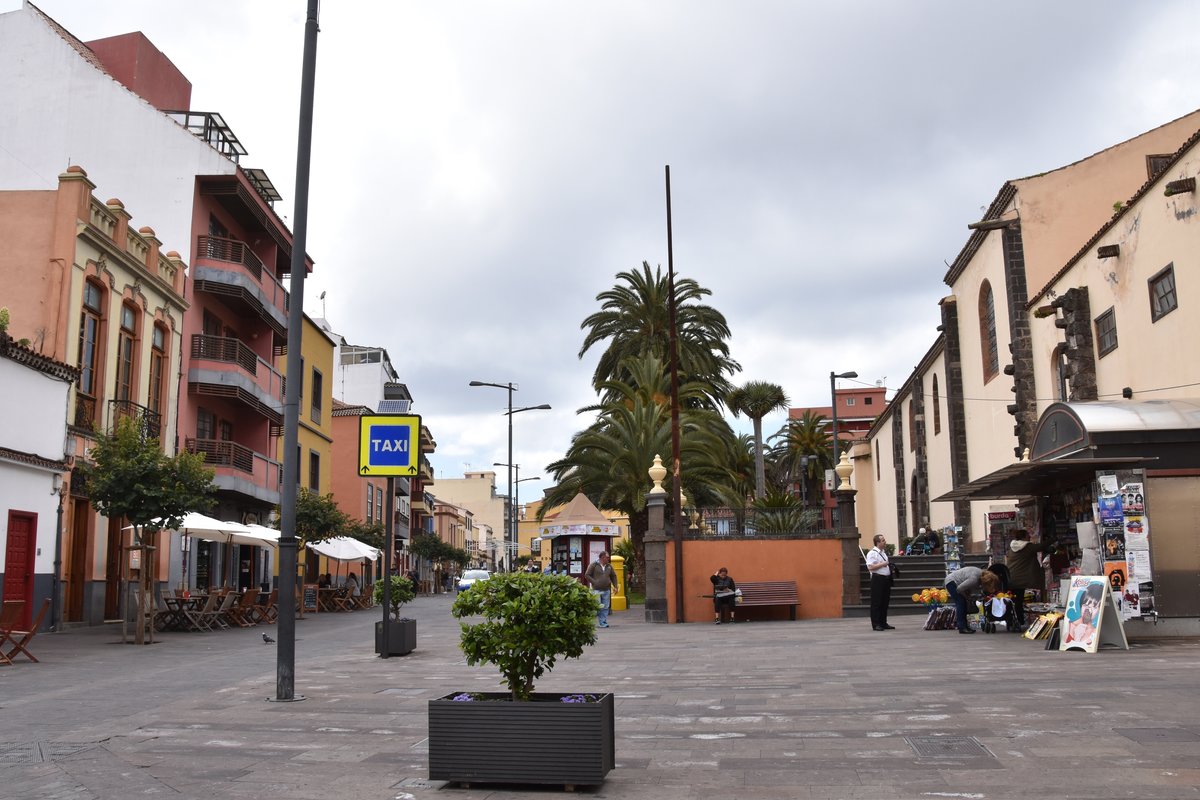 SAN CRISTBAL DE LA LAGUNA (Provincia de Santa Cruz de Tenerife), 29.03.2016, Blick in die Calle las Candilas, rechts die Sdseite der Iglesia-Parroquia Matriz de Nuestra Seora de La Concepcin