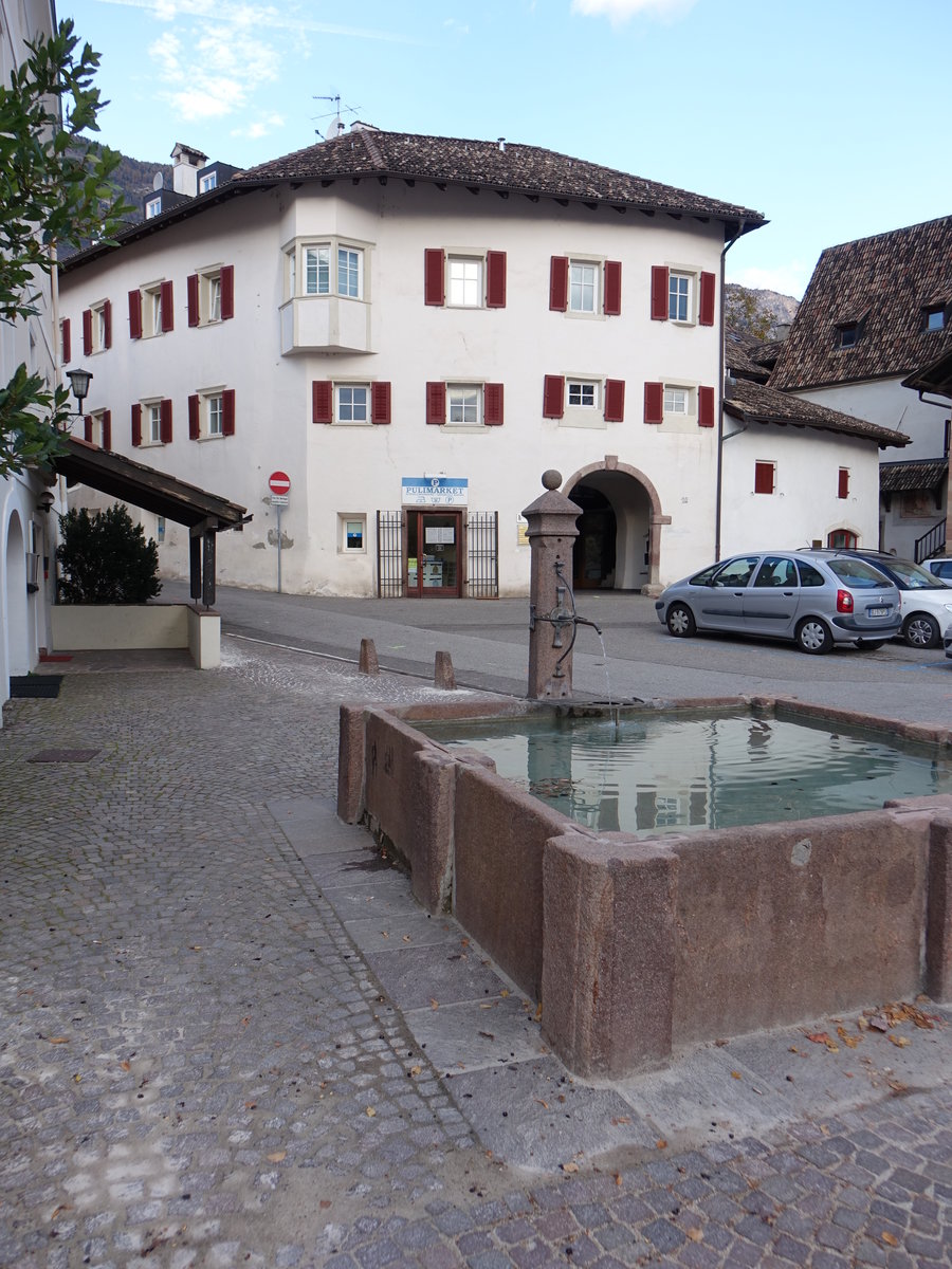 San Michele/Eppan, Brunnen in der Kapuzinerstrae (27.10.2017)