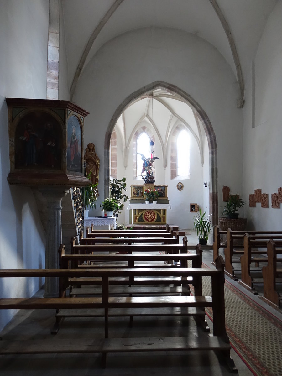 San Michele/Eppan, Innenraum der Kirche St. Michael, neugotischer Schnitzaltar von Franz Perathoner und Anton Santifaller (27.10.2017)