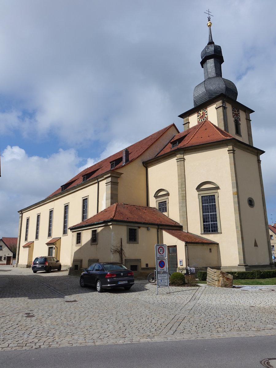 Sand am Main, St. Nikolaus Kirche, Saalkirche eingezogenem Chor, Chorflankenturm mit Zwiebelhaube, erbaut von 1727 bis 1731, Kirchturm 1733 (26.03.2016)