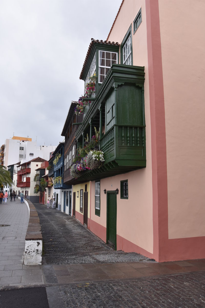 SANTA CRUZ DE LA PALMA (Provincia de Santa Cruz de Tenerife), 31.03.2016, Huserreihe an der Avenida Martima
