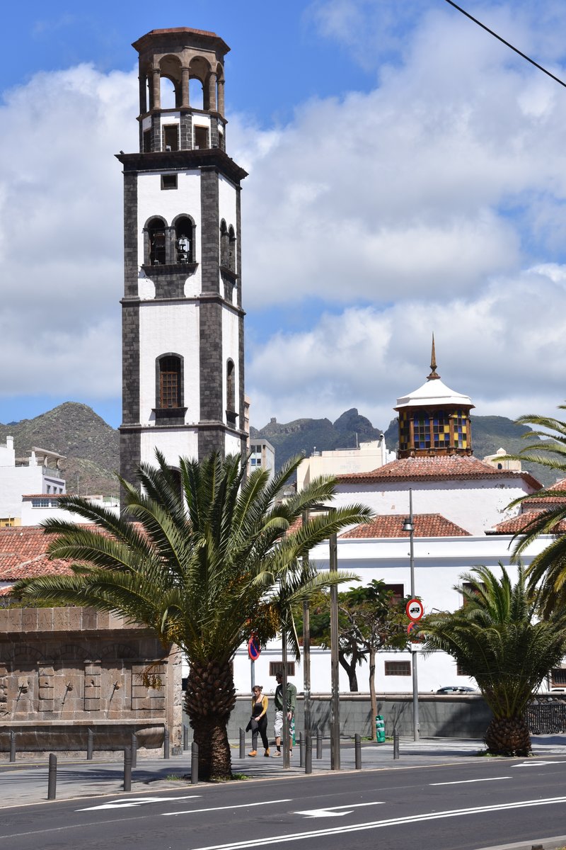 SANTA CRUZ DE TENERIFE (Provincia de Santa Cruz de Tenerife), 29.03.2016, Blick auf den Turm der Iglesia-Parroquia Matriz de Nuestra Seora de La Concepcin (im benachbarten San Cristbal de La Laguna gibt es ebenfalls eine Kirche mit diesem Namen)