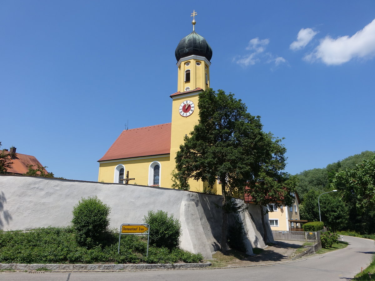 Sarching, kath. Pfarrkirche Maria Himmelfahrt am Kirchplatz, Saalbau mit eingezogenem Chor, Flankenturm mit Zwiebelhaube, erbaut 1762 (02.06.2017)