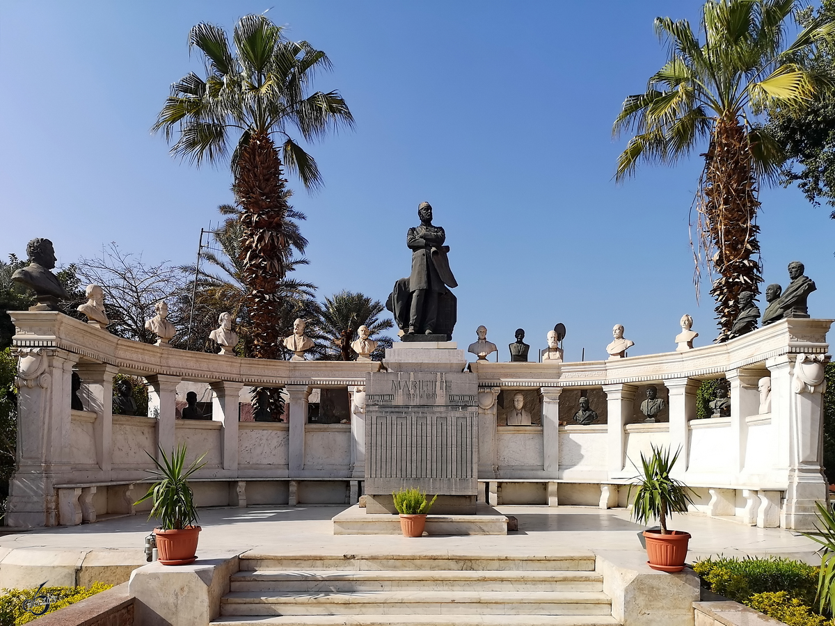 Sarkophag und Denkmal von Auguste Mariette im Garten des gyptischen Museums in Kairo. (Dezember 2018)