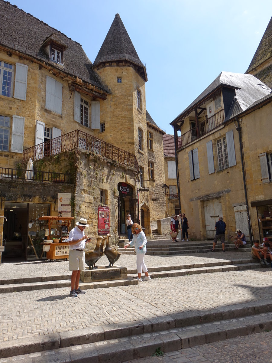Sarlat-le-Caneda, Hotel de Vassal am Place de la Liberte, erbaut im 15. Jahrhundert (22.07.2018)