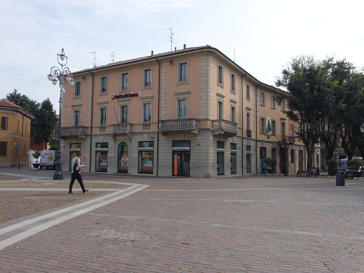 Saronno, Gebude der Unicredit Bank an der Piazza Liberta (22.09.2018)