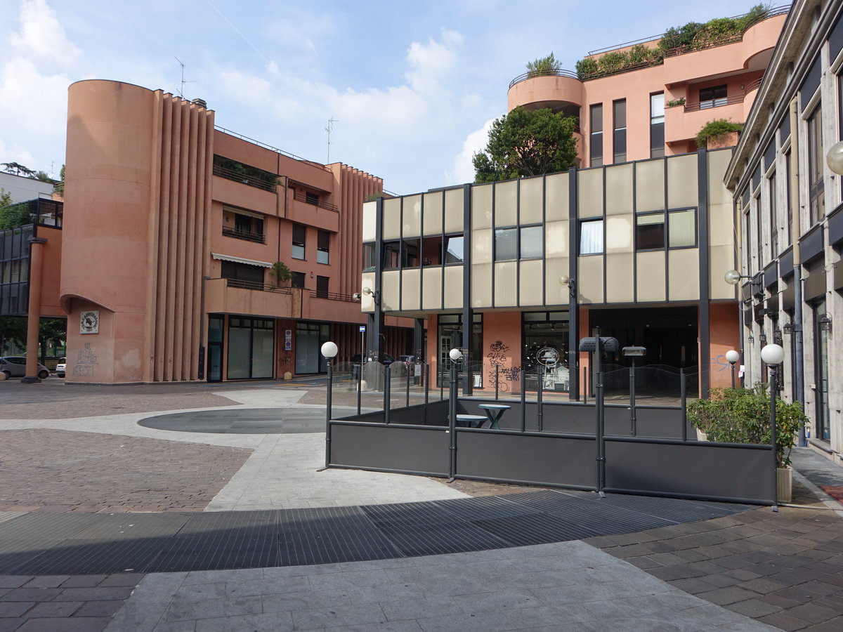 Saronno, Moderne Gebude an der Piazza Alcide de Gasperi (22.09.2018)