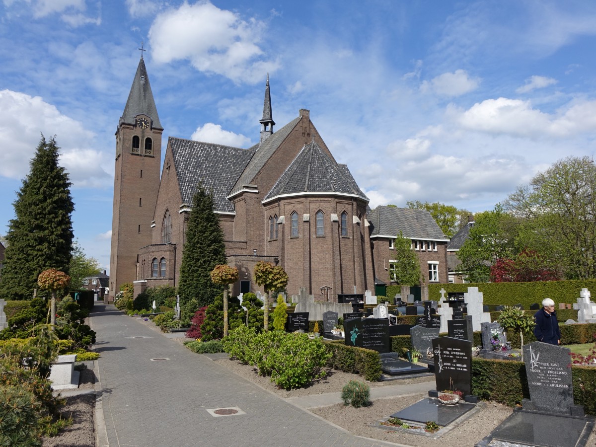 Schijndel, Kirche O.L. Vrouwe van de H. Rozenkrans, erbaut 1929, Architekt Liempd und
Donders (01.05.2015)