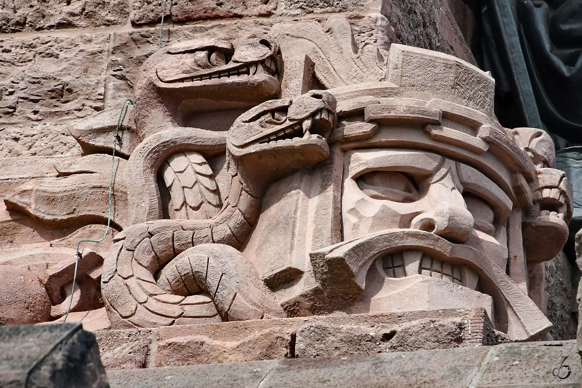 Schlangen und Kriegsornamente auf dem Kyffhuserdenkmal oder vielleicht mit etwas Fanatasie doch Teil eines geheimnisvollen aztekischen Tempel in Mexiko...!? (Bad Frankenhausen, September 2018)