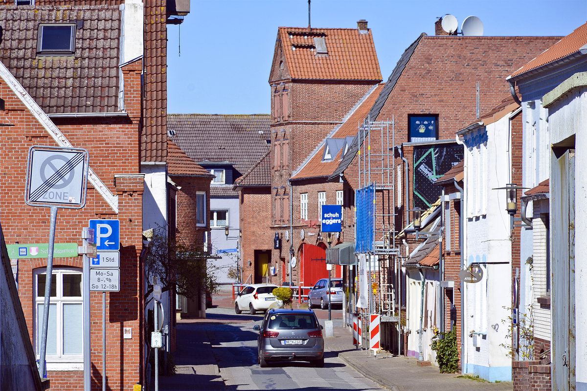 Schleusenstrae in der nordfriesischen Kleinstadt Tnning (Eiderstedt). Aufnahme: 31. Mrz 2020.