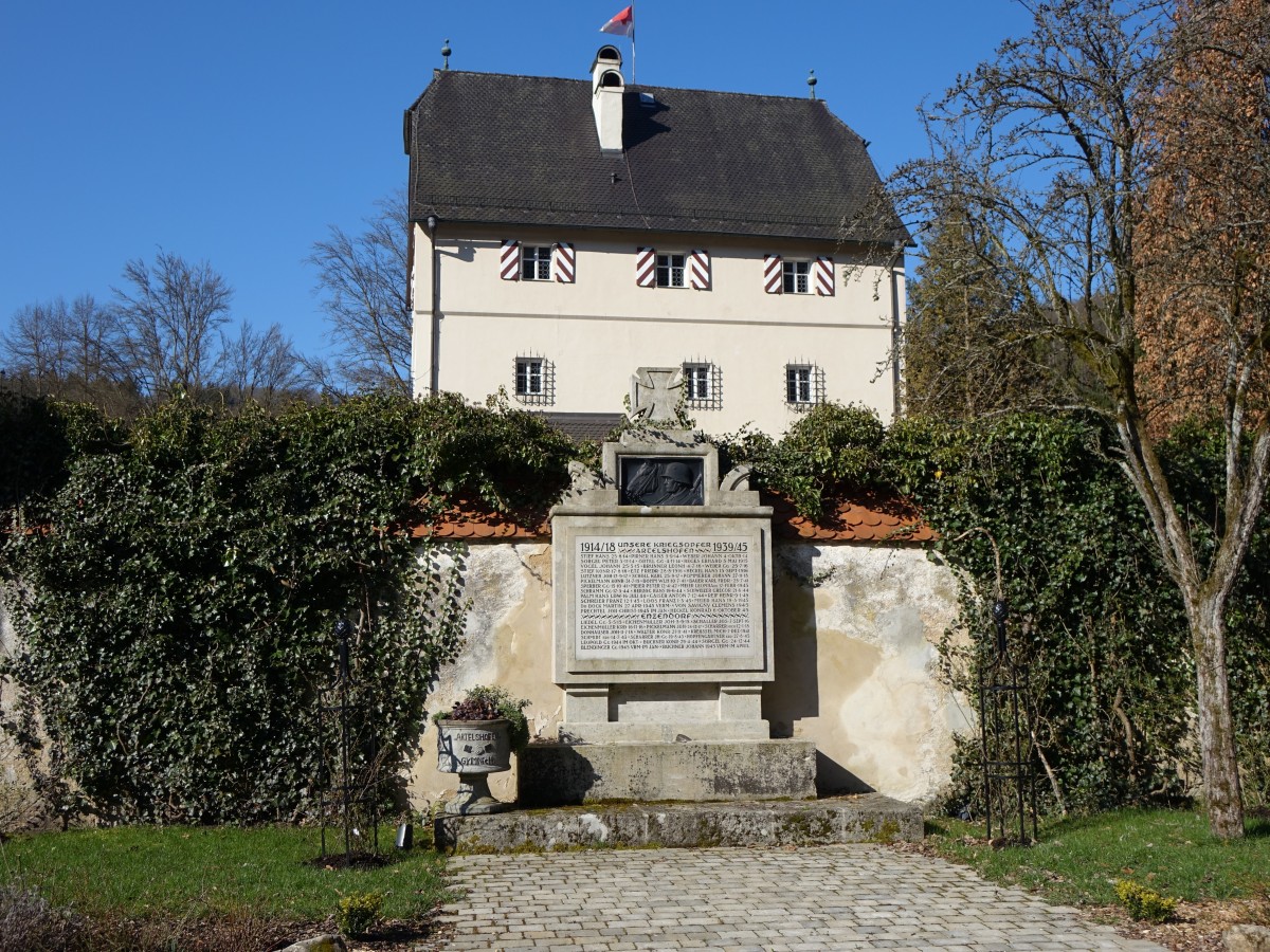 Schloss Artelshofen, viergeschossiger turmartiger Hauptbau mit Walmdach, im Kern 14. Jahrhundert (05.04.2015)