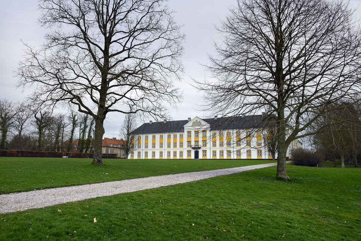 Schloss Augustenburg af der nordschleswigschen Insel Alsen, die nach Westen gerichtete Gartenfassade. Aufnahme: 18. Mrz 2024.