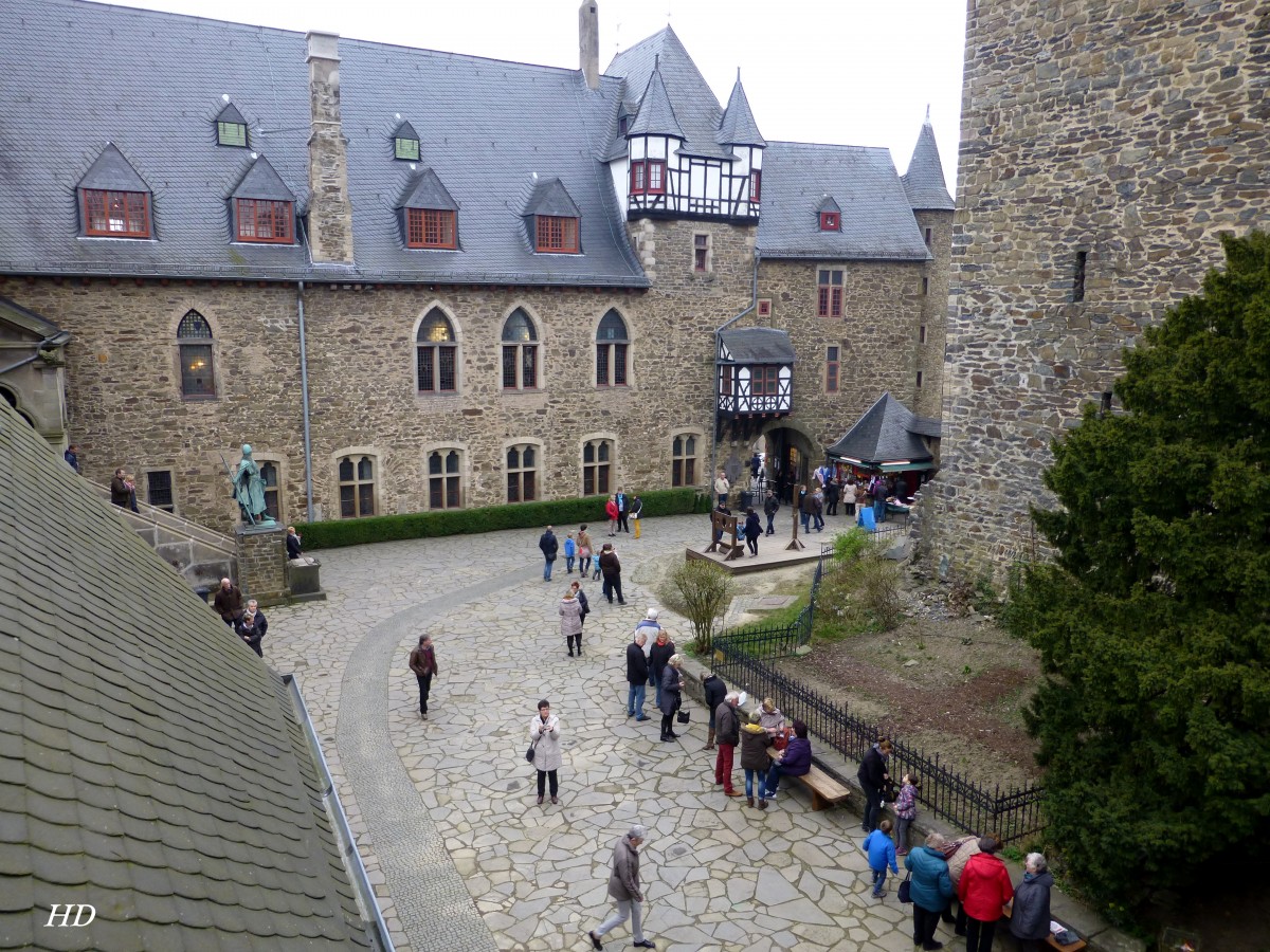 Schloss Burg ist ein Publikumsmagnet und wird jhrlich von ber 250 Tausend Menschen besucht. Hier Blick in den Innenhof.
Aufgenommen im Mrz 2014.