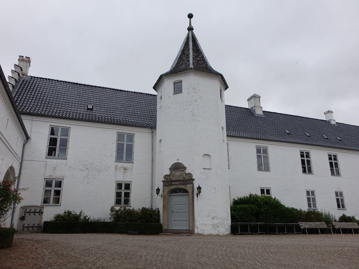 Schloss Dallund, erbaut im 16. Jahrhundert, heute Rehabilitationszentrum fr Krebspatienten (21.07.2019)