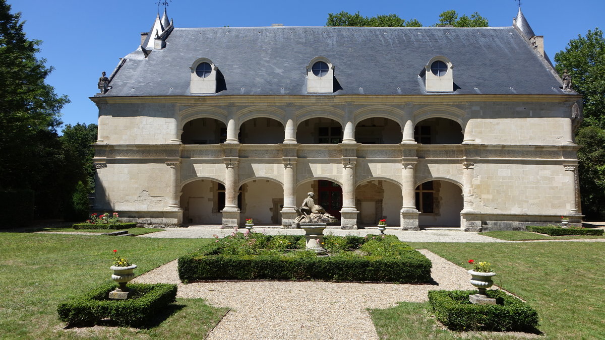 Schloss Dampierre-sur-Boutonne, Renaissance Schloss erbaut bis 1495, doppelgeschossige Corps de Logis erbaut im 17. Jahrhundert (15.07.2017)