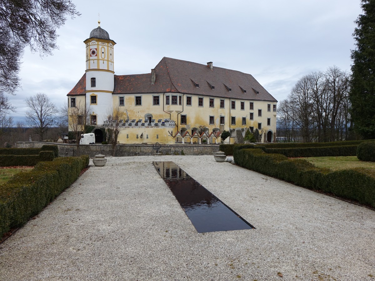 Schloss Guttenburg, ehemals Stammsitz der Grafen von Taufkirchen, unregelmiger Fnfflgelbau um einen geschlossenen Innenhof, barocker Ausbau von 1725 bis 1730, im Nordflgel Schlosskapelle (22.02.2016)