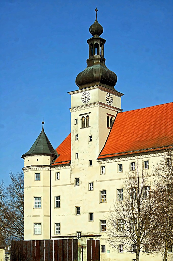 Schloss Hartheim ... aufgenommen am 29.3.2014.  
Das Schloss Hartheim bei Alkoven in Obersterreich ist vor allem als Ort der Ttung behinderter Menschen durch die Nationalsozialisten zwischen Mai 1940 und Dezember 1944 bekannt. Seit 1995 arbeitet ein Verein die Geschichte auf.