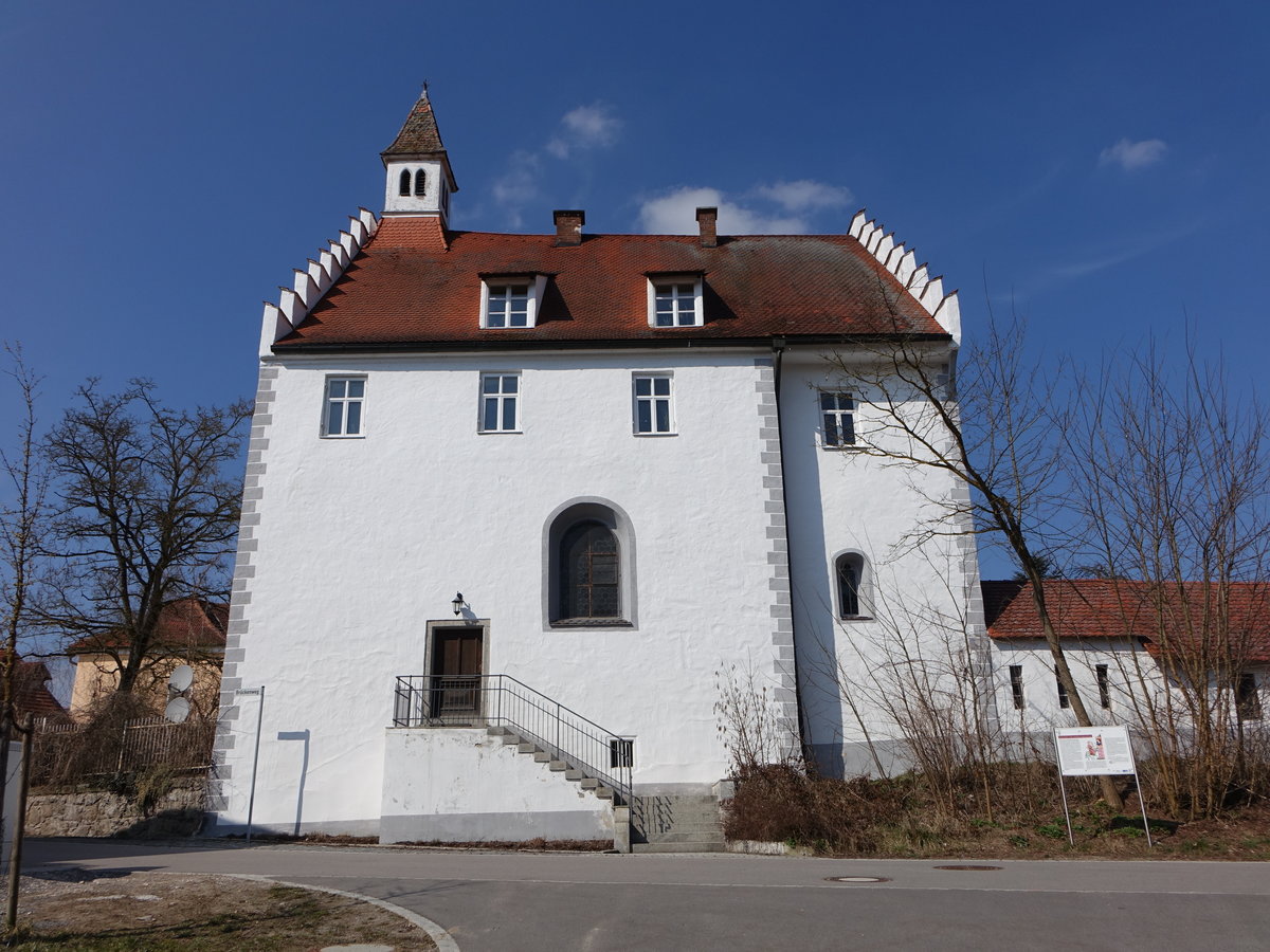 Schloss Hirschling, Giebelstndiger, gestelzter und dreigeschossiger Satteldachbau mit Treppengiebeln, Dachreiter und Schlosskapelle St. Dionysius, erbaut von 1697 bis 1759 (25.03.2018)
