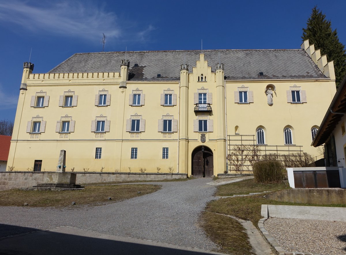 Schloss Karlstein, Vierflgelanlage ber trapezfrmigem Grundriss, erbaut im 16. Jahrhundert, Umbau 1901, Sdfassade mit Zinnen und Treppengiebel neugotisch (25.03.2018)